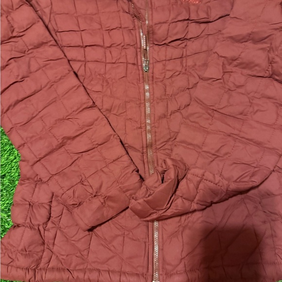 The North Face Women's Puffer Jacket - Maroon Thermoball size Women’s Medium - Picture 10 of 15